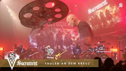 Faulen an dem Kreuz