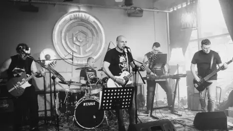 „Z garażu na scenę: Małowiele o energii, przyjaźni i punkowej szczerości”