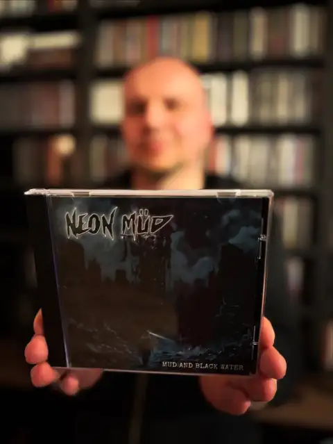 Neon Mud „Mud and Black Water” 2025 r.